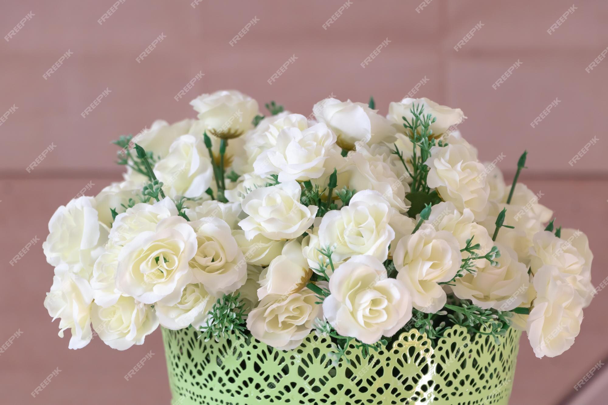 Un Bouquet De Fleurs Artificielles Blanches Beau Gros Plan | Photo Premium