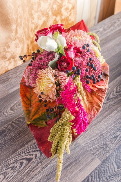 Bouquet de fleurs d&#39;automne sur un cadre