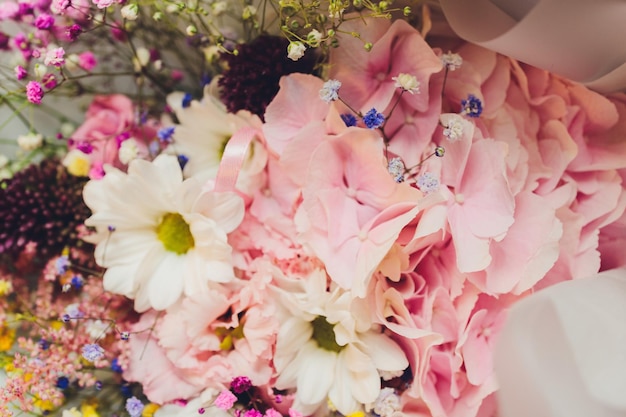 Un bouquet de fleurs avec beaucoup de fleurs différentes