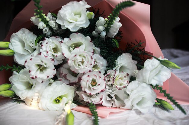 Bouquet de fleurs blanc festif sur fond sombre bouquet de couleur rose guirlande