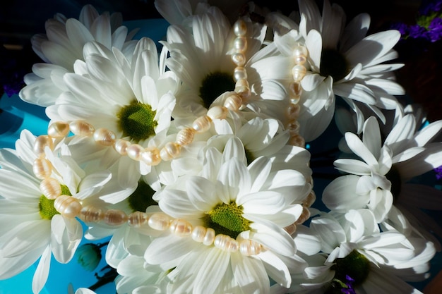 Bouquet de fleurs blanches closeup fond sombre