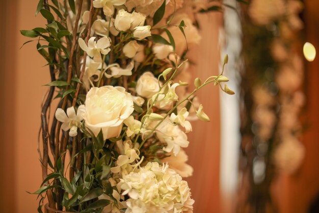 Un bouquet de fleurs blanches dans un vase