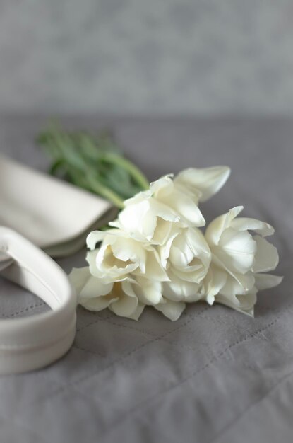 Un bouquet de fleurs blanches sur un lit