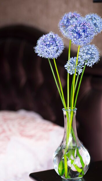 Bouquet de fleurs bleues dans un vase sur le fond de la pièce