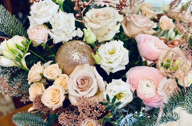 Un bouquet de fleurs avec une boule d'or dessus