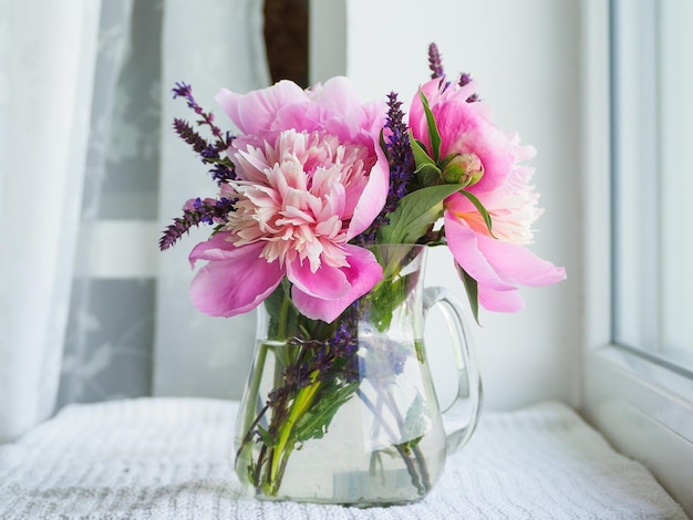Un bouquet de fleurs brillantes dans un vase sur la table