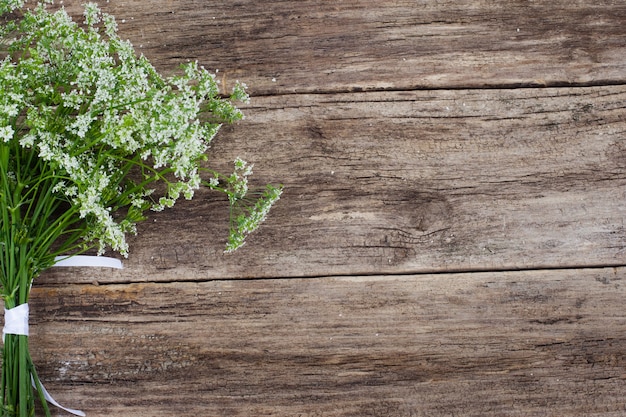 Bouquet de fleurs sur un bureau en bois