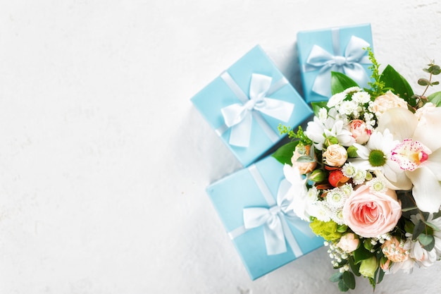 Bouquet de fleurs avec cadeau Mise à plat, vue de dessus.