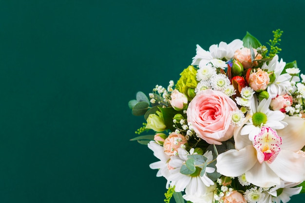 Bouquet de fleurs avec cadeau sur vert Mise à plat