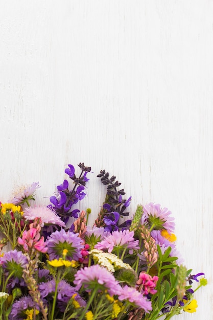 Bouquet de fleurs de champ coloré