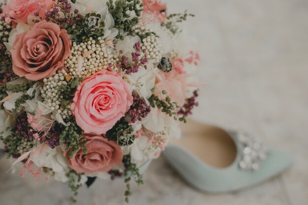 bouquet de fleurs et chaussure de mariée