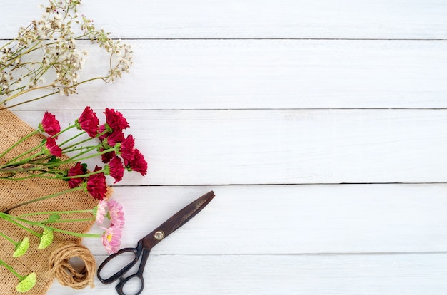 Bouquet de fleurs colorées sur fond en bois blanc