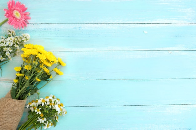 Bouquet de fleurs colorées sur fond en bois bleu