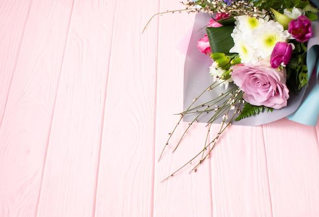 Bouquet de fleurs contre planche de bois