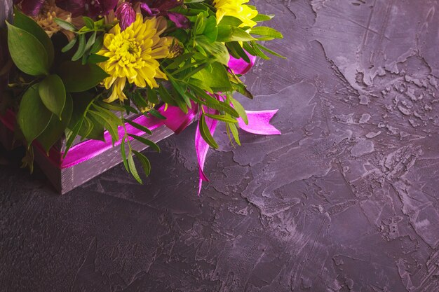 Un bouquet de fleurs dans une boîte en bois