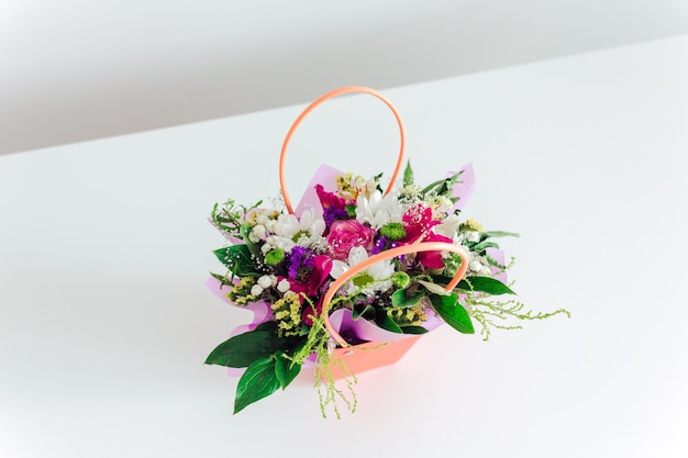 Le bouquet de fleurs dans une boîte cadeau Échantillon de fleuriste Fond blanc Vue de dessus