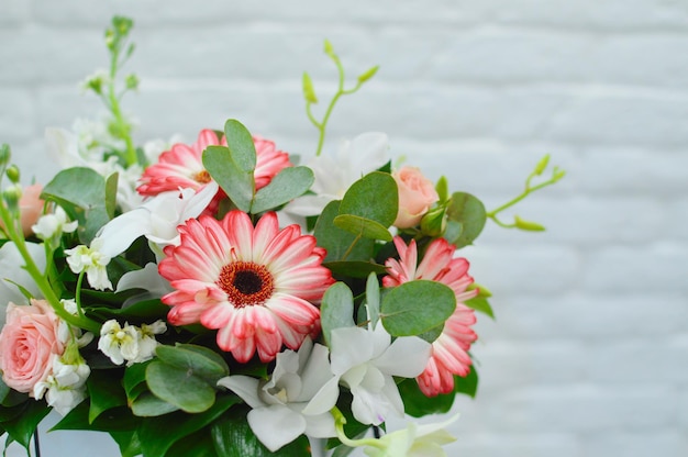 bouquet de fleurs dans une boîte à chapeau