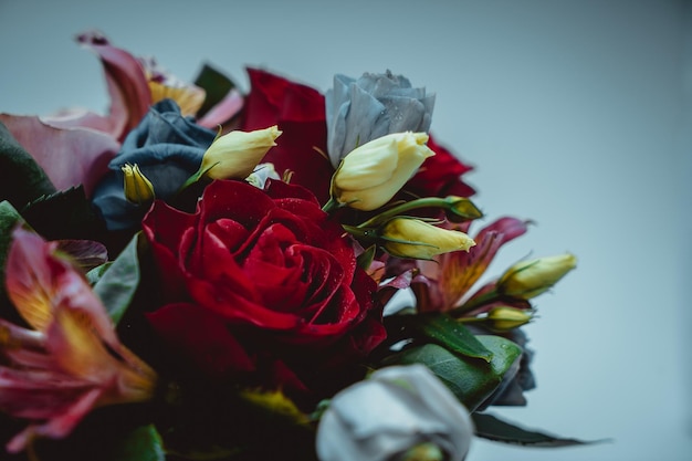 Bouquet de fleurs dans une boîte en papier