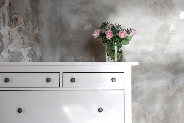 Photo bouquet de fleurs dans la chambre sur la commode.