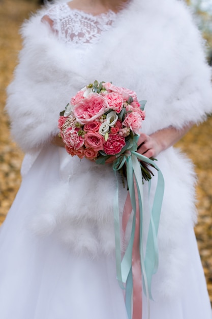 Bouquet de fleurs dans les mains de la mariée. Mariage