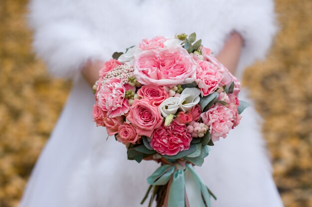 Bouquet de fleurs dans les mains de la mariée. Mariage