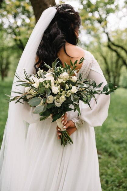 Bouquet de fleurs dans les mains de la mariée