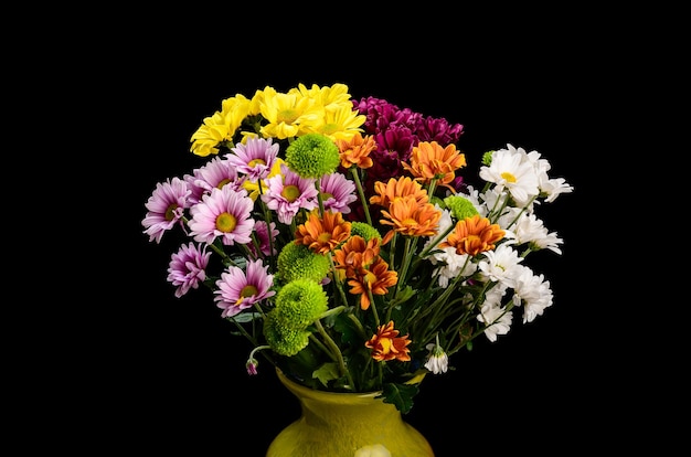 bouquet de fleurs dans un vase iodé sur fond noir