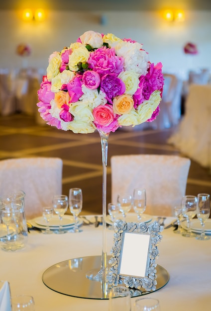 Bouquet de fleurs dans un vase en verre sur la table à manger