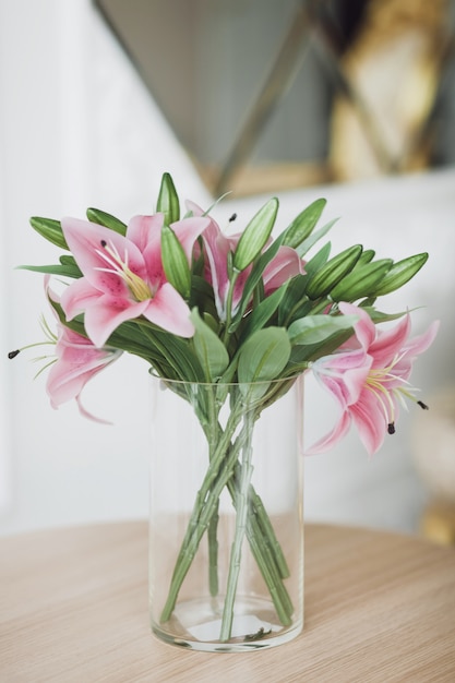 Bouquet de fleurs dans un vase en verre sur table