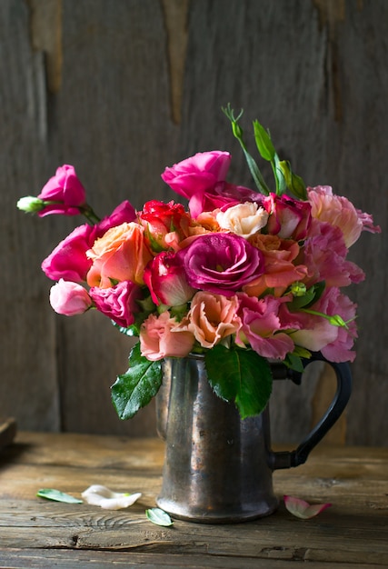 bouquet de fleurs dans un vieux vase