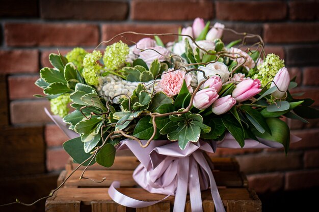 Bouquet de fleurs délicates fraîches sur fond blanc mariage Saint-Valentin célébration cadeau