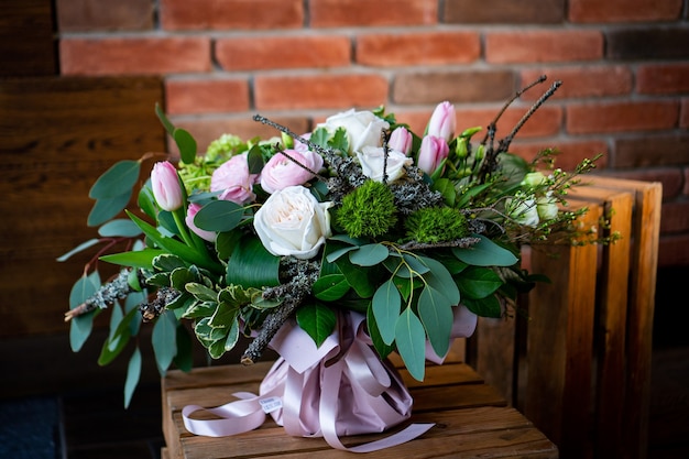 Bouquet de fleurs délicates fraîches sur fond blanc mariage Saint Valentin