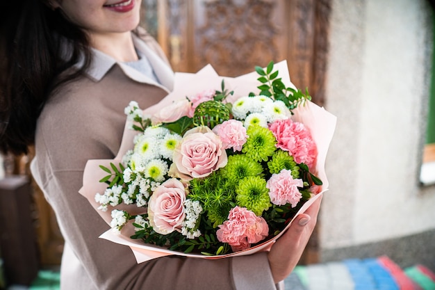 Bouquet de fleurs délicates fraîches sur fond blanc mariage Saint Valentin