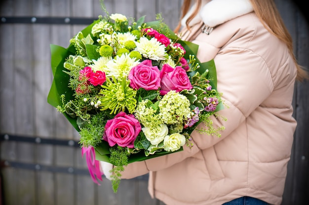 Bouquet de fleurs délicates fraîches sur fond blanc mariage Saint Valentin