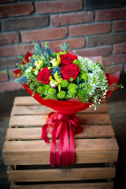 Bouquet de fleurs délicates fraîches sur fond blanc mariage Saint Valentin