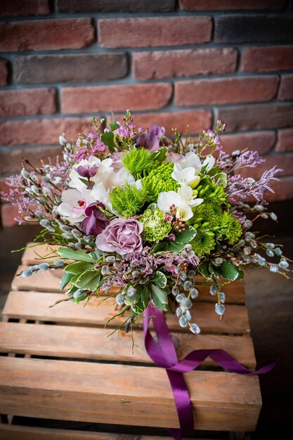 Bouquet de fleurs délicates fraîches sur fond blanc mariage Saint Valentin