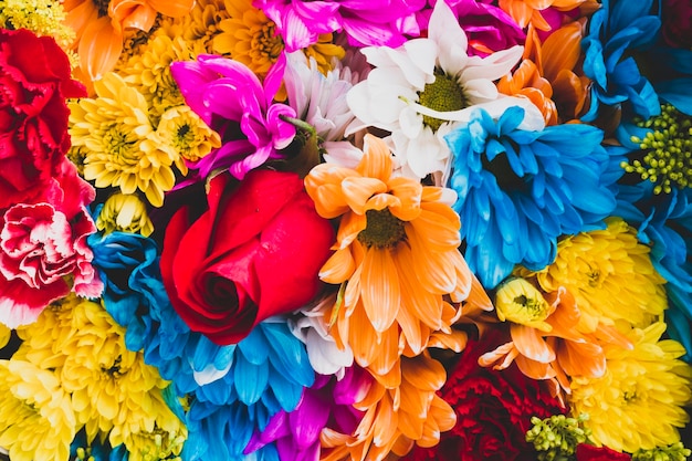 Bouquet de fleurs diverses dans le gros plan du magasin