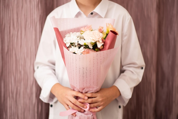 Photo un bouquet de fleurs entre les mains d'une fille floristique