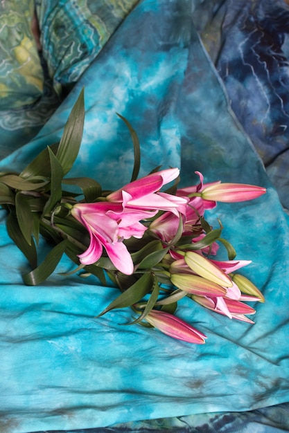 Un bouquet de fleurs est allongé sur le lit Romance lys roses parfumés