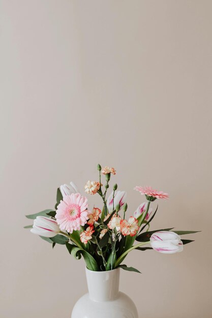 un bouquet de fleurs est montré avec un fond blanc