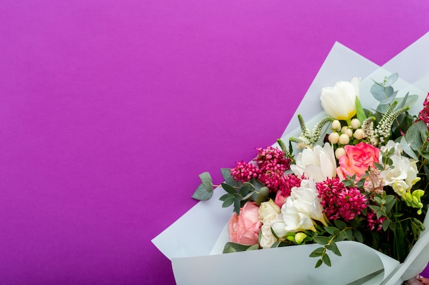 Bouquet de fleurs d'été sur fond violet lilas avec place pour le texte.