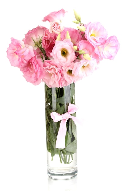 Bouquet de fleurs d'eustoma dans un vase isolé sur blanc