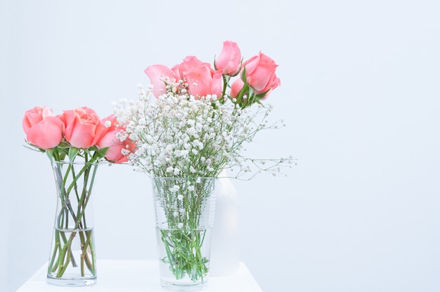 Bouquet de fleurs d'eustoma rose rose dans un vase en verre sur fond blanc