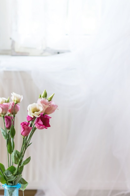 Bouquet de fleurs eustoma roses fraîches