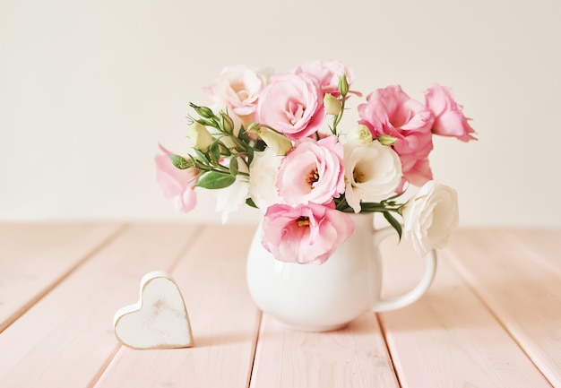 un bouquet de fleurs d'eustomas sur la table