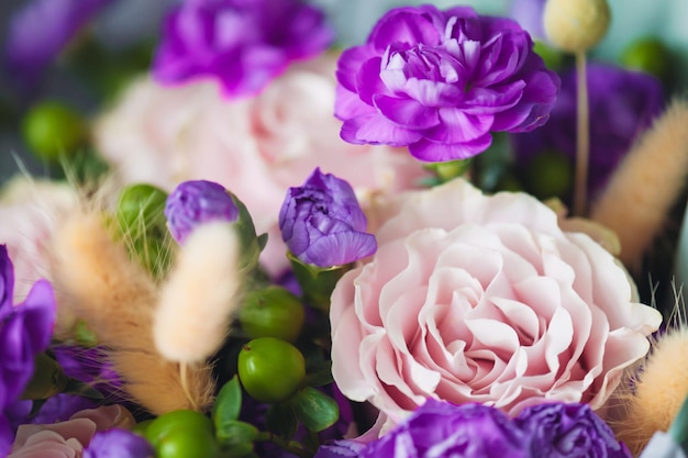 Un bouquet de fleurs avec une fleur violette