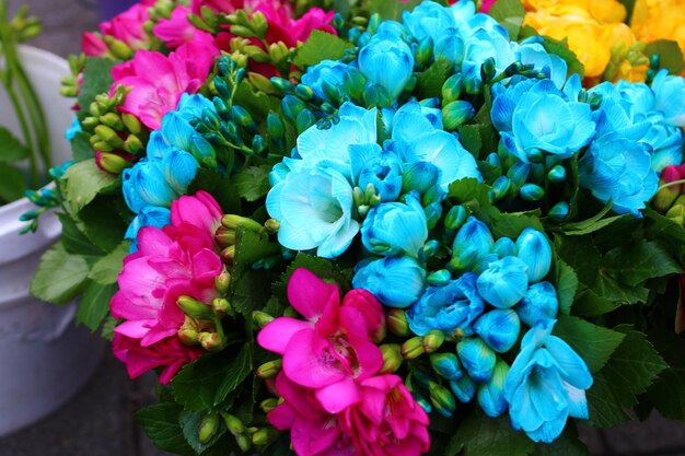 Un bouquet de fleurs avec une des fleurs au centre.