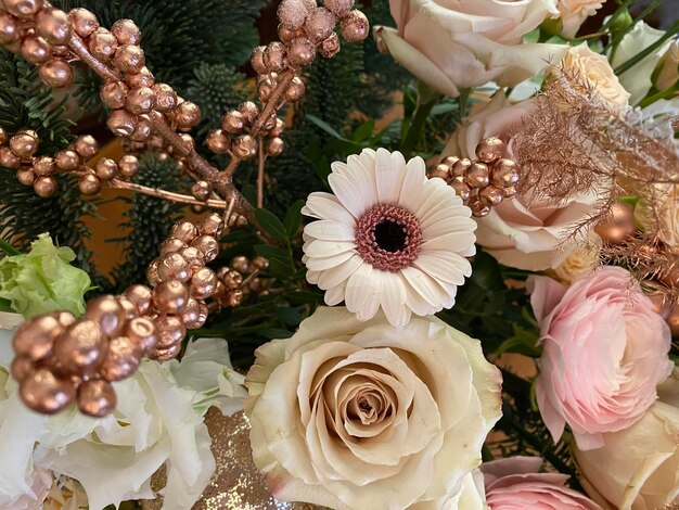 Un bouquet de fleurs avec des fleurs dorées et blanches