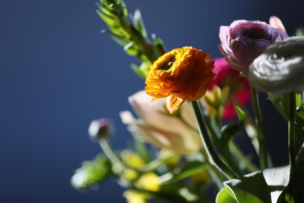 Un bouquet de fleurs fraîches se bouchent