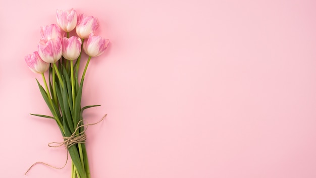 Photo bouquet de fleurs de grandes tulipes sur table rose